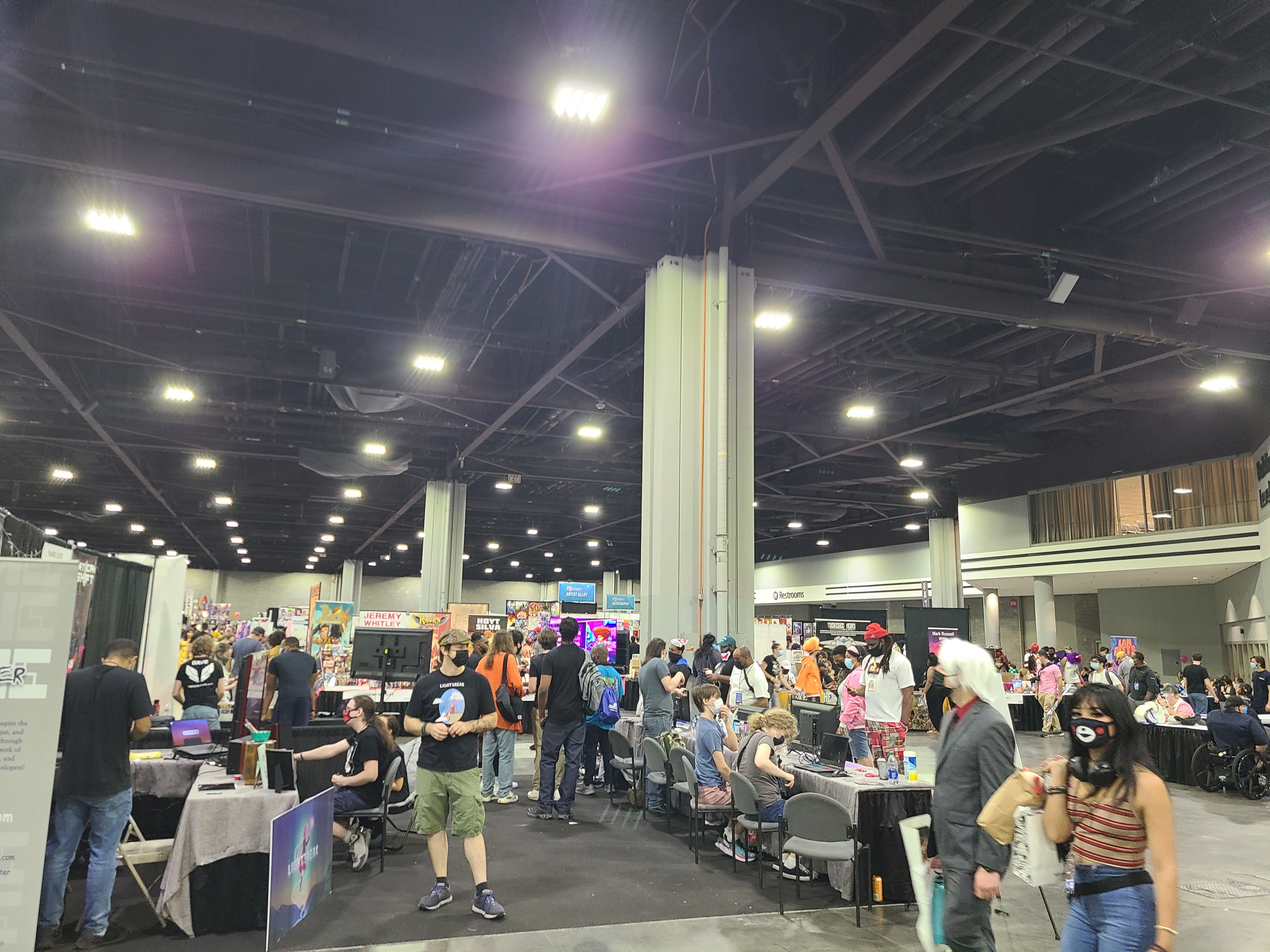 indie cluster and crowds at MomoCon